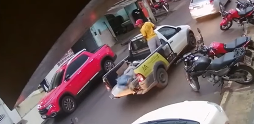 Câmera flagra mulher sendo atropelada por motocicleta no Centro de Amargosa