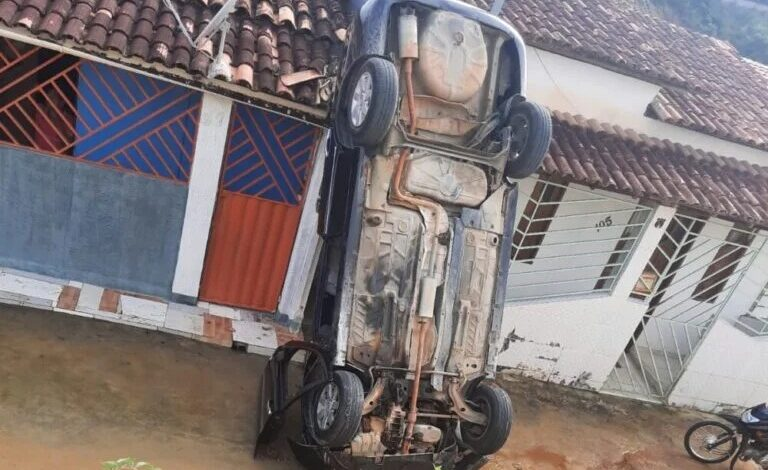 Carro cai de barranco e assusta moradores em Jaguaquara