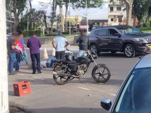 Acidente entre carro e motocicleta é registrado na Praça do Cristo, em Amargosa