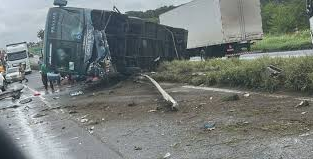 Ônibus da Cidade Sol tomba na BR-324, em Feira de Santana, e deixa passageiros feridos