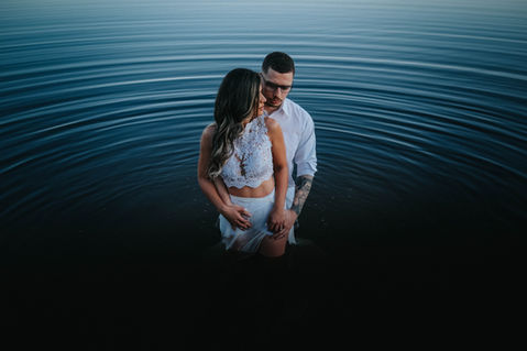 Modernes Paar-Fotoshooting, eine moderne Braut. Fotografin aus der Pfalz. Eine schöne Hochzeit in Rheinland Pfalz.