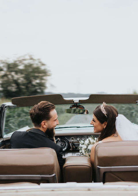 Intime Hochzeit in Mauer, mit einer wunderschönen Zeremonie in der evangelischen Kirche von Mauer. Ein kurzer Moment mit den Gästen auf dem Kirchhof, die Bretzel essen und trockenen Wein trinken. Anschließend fand der Empfang und die Party in Elliot's Café statt, das sich ebenfalls in Mauer befindet. Das Fotoshooting mit einem schönen alten Cadillac fand in den Plantagen in der Nähe von Mauer und auch in der Traubenplantage für Weinkellereien statt.