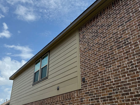 A clean home in League City, Texas after softwashing
