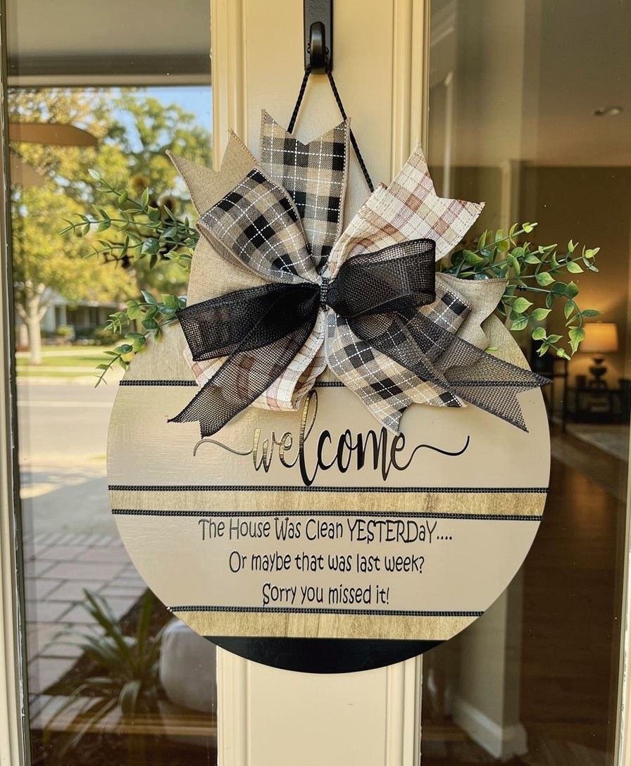 Round welcome sign with 'Welcome' text and plaid bows
