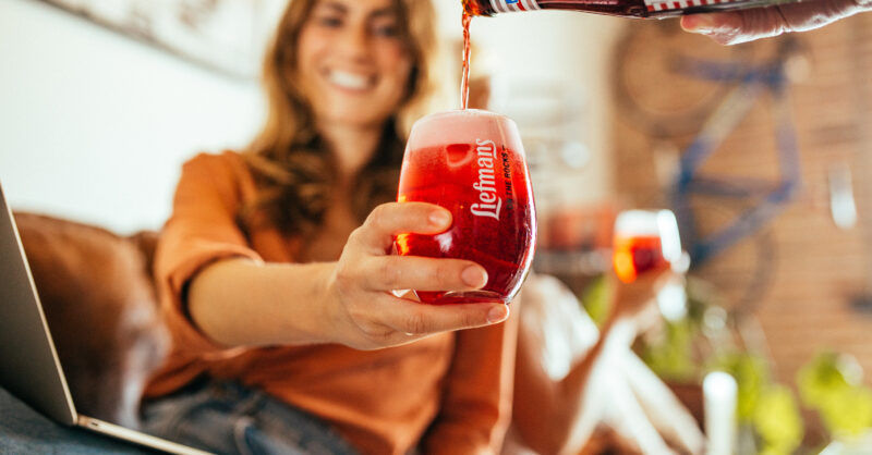 Close-up van een glas speciaalbier met tropische achtergrond