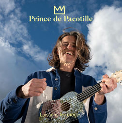 Prince de Pacotille souriant, jouant du ukulélé, avec en fond un ciel bleu avec des nuages blancs