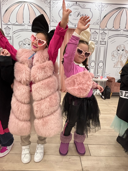 Sala per feste di compleanno per bambine a Latina stile aesthetic parigino per baby spa party,  trattamenti di bellezza, fashion party, sfilata di moda