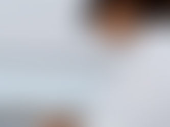 Sensible Frau am Wasser