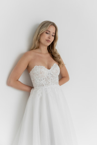 Brautkleid von Esther Hofmann bridal erhältlich bei Carolina Ryf bridal couture Zürich Kloten