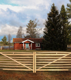 Hantverk från dalarna Gärdesgård Traditionellt hantverk Trägrind Senvuxet material Kvalitet Dina behov och önskemål Grind tillverkning Skräddarsyr efter dina önskemål Trä design utbildning Slanor av senvuxen gran
Höjd 110-120cm Leksandsgärdesgård obarkad Lokalt Dalarna Vidjor 
Gärdesgårdsmodell Gärdesgårdar och grindar
Gärdesgårdsbygge slanor vidja tradition gammeldags underhållsfritt trä staket  trä tomt hus gård natur gran gärsgård hägn kvalité trä grind  byggnadsvård bindning trädgårdsinspiration enkelgrind dubbelgrind finsnickeri torp gärdesgårdsvirke grindstolpar villa familj pinngrind hus landet design inhägnad lantställe 
