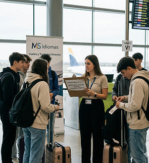 estudiantes de mini stay en el aeropuerto dirección Reino Unido