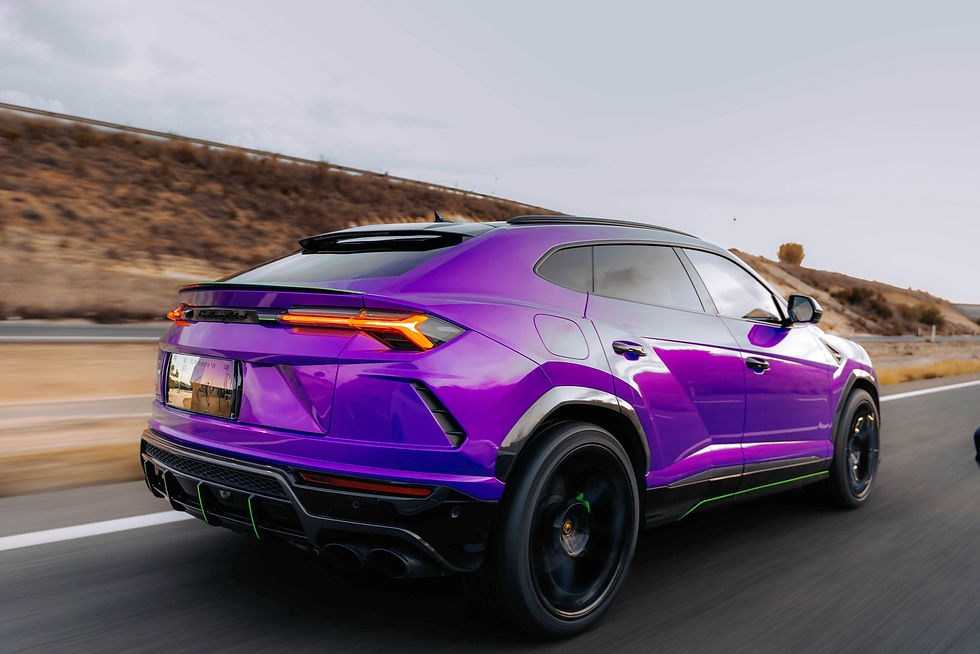 Lamborghini Urus violeta circulando por una autopista de Madrid