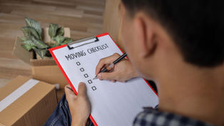 Umzugs-Checkliste ruhig planen, stressfrei zügeln Ein Umzug ist Organisation, Timing und ein bisschen Logistik. Mit dieser kompakten Checkliste behältst du den Überblick – von der Vorbereitung bis zur Wohnungsübergabe und den Formalitäten danach. Eine gute Checkliste hilft nachweislich, nichts zu vergessen und Aufgaben sinnvoll zu bündeln.
