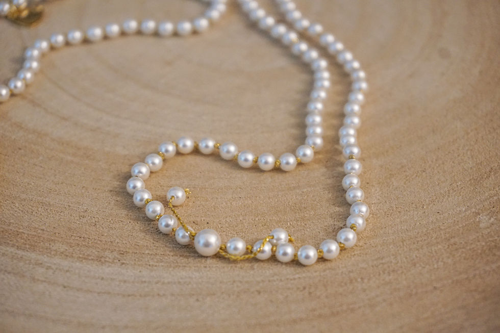 Miniatura: Delicata Collana Lunga perle e nodi con Cuorein in madreperla