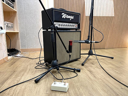 picture of the guitar recording set up with guitar amplifier set up with the microphones