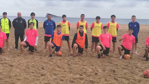 La sección de Fútbol Playa del CF Benidorm entrena bajo las nubes
