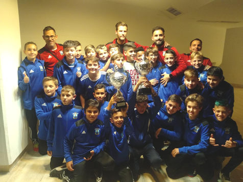 Los campeones de la temporada pasada del CF Ciudad de Benidorm recogen su copa