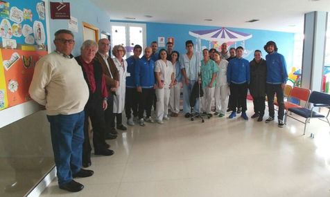 Los jugadores del Villajoyosa CF reparten regalos en la planta de pediatría del Hospital Comarcal de