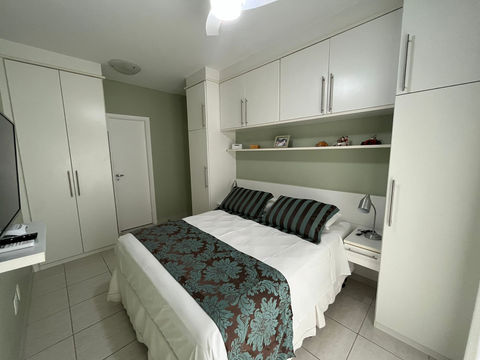 Suíte 1 piso superior com cama queen, smartv 4k, Sky, ventilador de teto e ar condicionado split