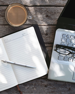 Ordinateur portable et le journal Topvie