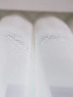 Diseñadas para una manipulación sencilla, las Cortinas DUNES son fáciles de abrir y cerrar, permitiéndote ajustar la entrada de luz y la privacidad con un simple movimiento.