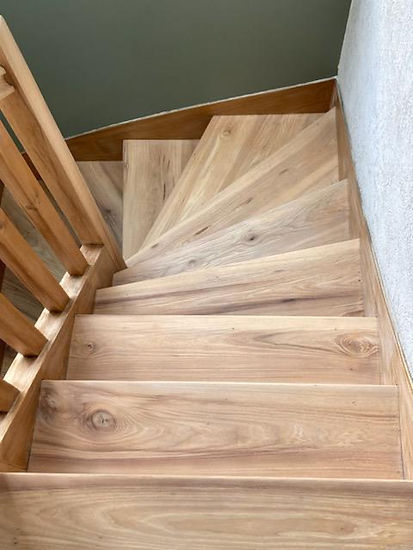 Escalier bois clair rénové dans la Marne - marches, contremarches et rampe