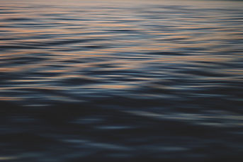 Reflets du coucher de soleil sur l'eau