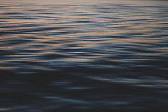 Reflejos del atardecer en el agua