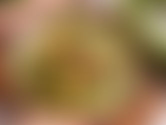 ABOBRINHA AGRIDOCE DE FRIGIDEIRA SOBRE HOMMUS