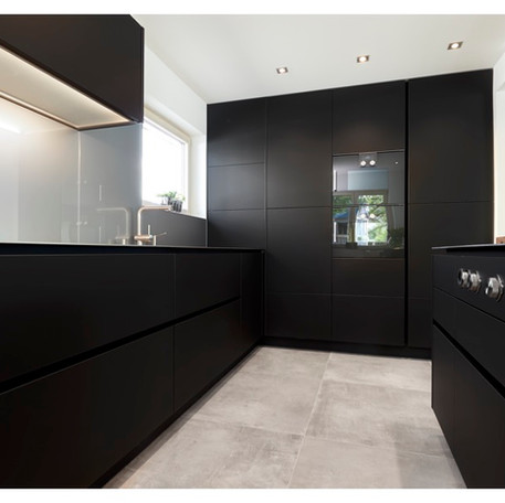 Dramatic Black Matt Lacquer