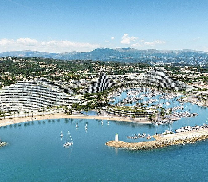 Vue aérienne de la baie de Saint-Laurent-du-Var avec marina et résidences contemporaines en bord de Méditerranée