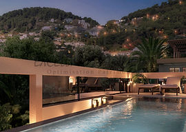 Piscine et terrasse extérieure au sein d’une résidence immobilière de standing