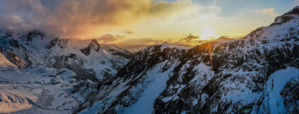Cinematic mountain range sunset in Montana, reflecting the scenic backdrop of a Gallatin Valley wedding film by Tay-Rae Productions.