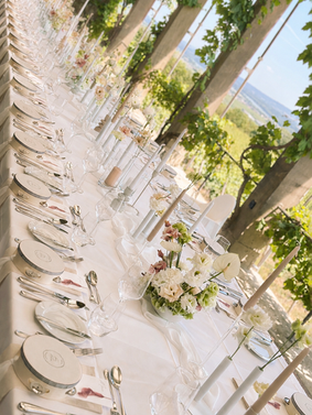Wedding Dinner Floristik in rosé, weiß auf Burg Schwarzenstein Rheingau