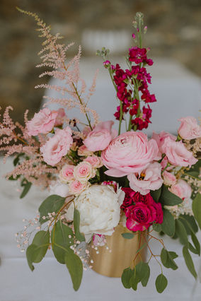 romantische Burghochzeit im Rheingau Rosa Blumen