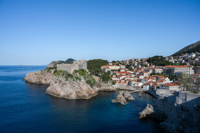 37 metre yüksekliğindeki sarp kayalıkların üzerine inşa edilmiş, denize bakan görkemli Lovrijenac Kalesi