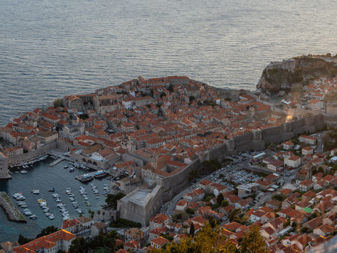 Dubrovnik’i çevreleyen 2 kilometrelik devasa şehir surlarından Adriyatik Denizi'ne ve şehrin tarihi dokusuna bakan, özgürlüğü ve tarihi simgeleyen eşsiz manzara