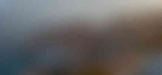 Srđ Tepesi'nin zirvesinde bulunan büyük beyaz taş haç ve arkasındaki eşsiz Adriyatik manzarası