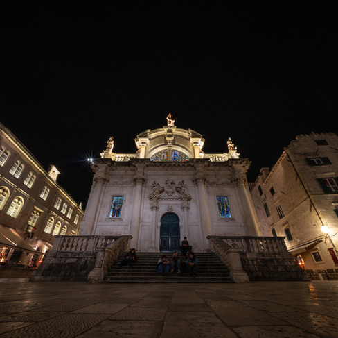 Luža Meydanı’nda yükselen, tepesinde şehri koruyan Aziz Blaise heykelinin bulunduğu görkemli Barok kilise cephesi