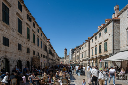 Zemini yüzyıllardır aşınarak parlamış, iki yanında simetrik binaların uzandığı meşhur Stradun (Placa) Caddesi
