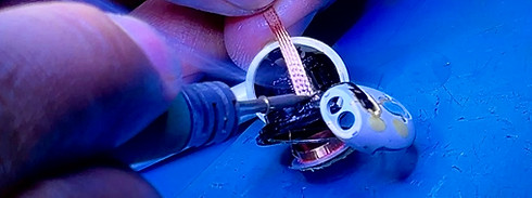 Reparación de unos AirPods en un laboratorio especializado