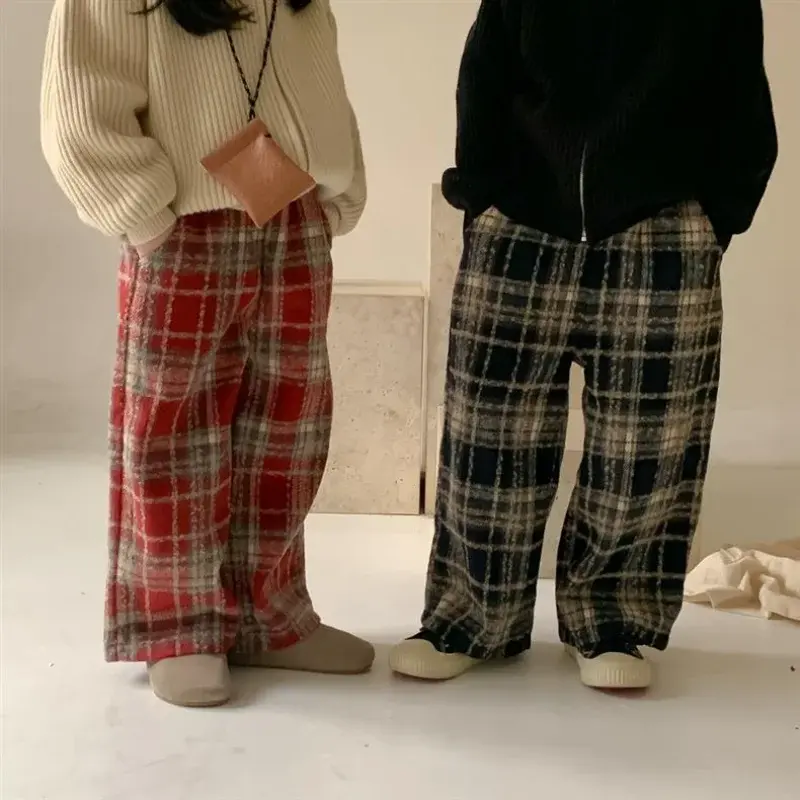 Miniaturebillede: Pantalones de pierna ancha con estampado a cuadros  Unisex. Otoño-Invierno.