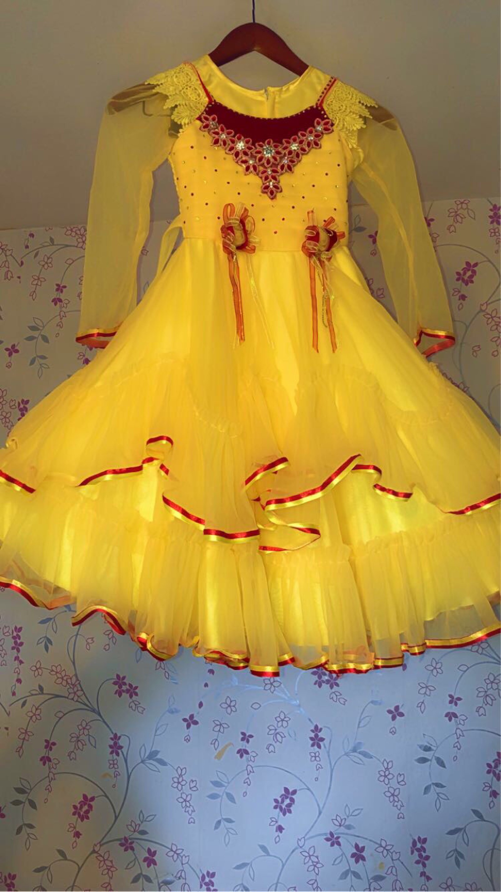 Robe de princesse jaune à volants pour fille