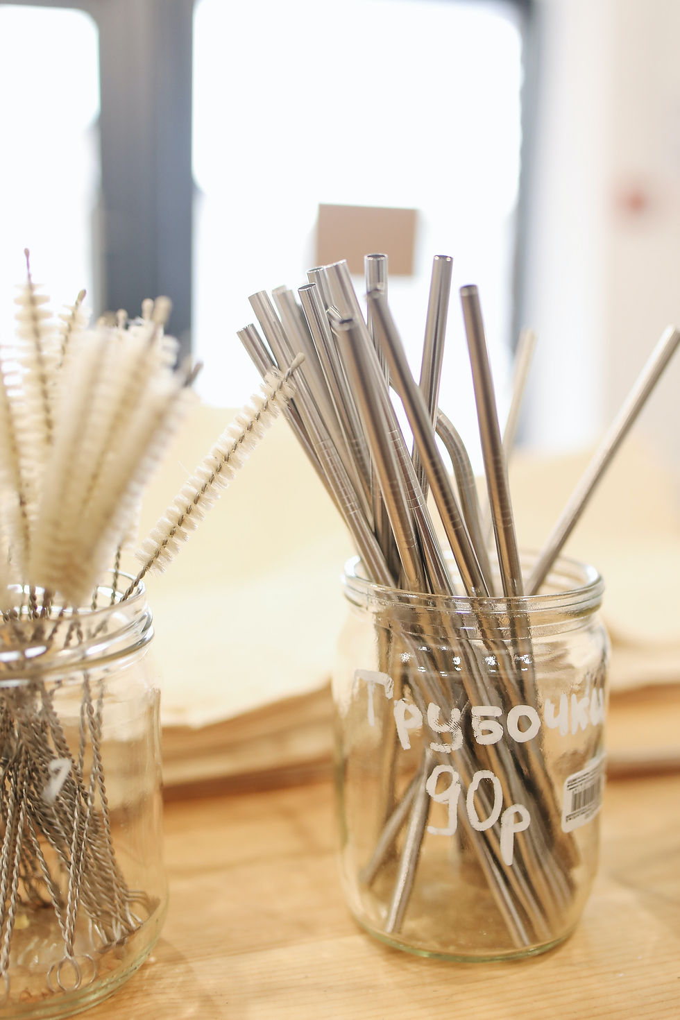 metal-straws-in-glass-jar-3735177