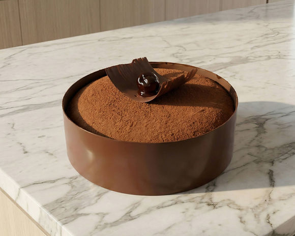 Gâteau d'anniversaire au chocolat sur un plan de marbre.