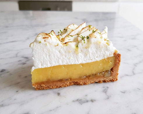 Part de tarte au citron meringuée sur marbre à Lausanne