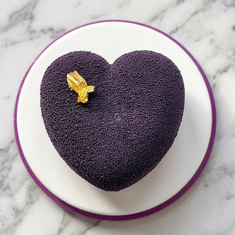 Gâteau en forme de cœur violet avec feuille d'or