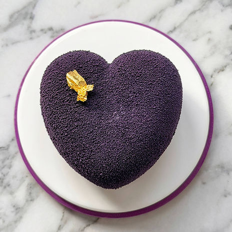 Gâteau en forme de cœur violet avec feuille d'or