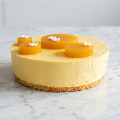 Entremets à la mangue avec décorations de gelée ronde.