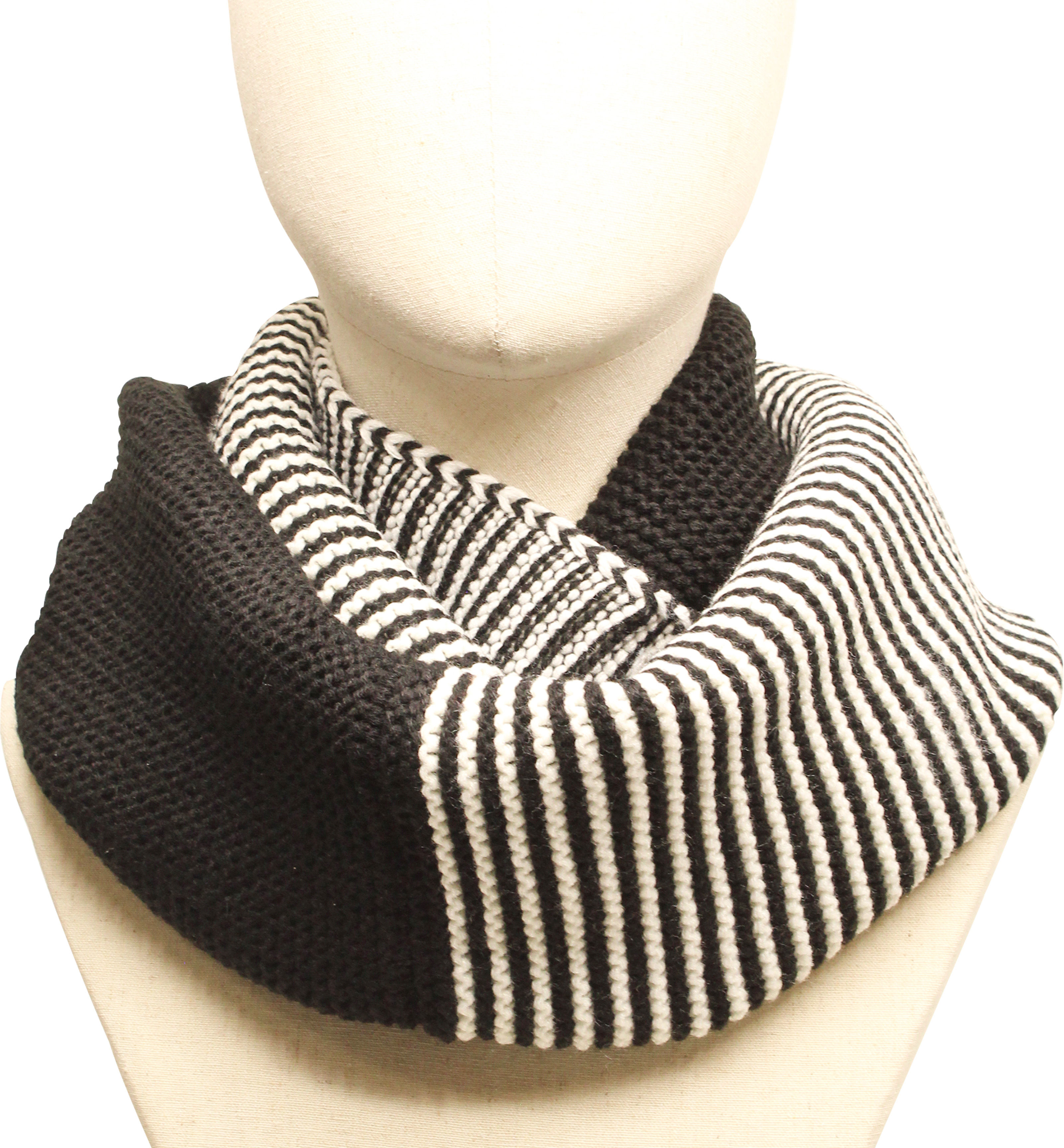 Cuello con diseño de rayas color negro